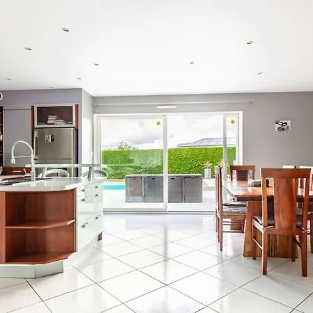 Avec Piscine Chauffee Proche Circuit 24h * Loué