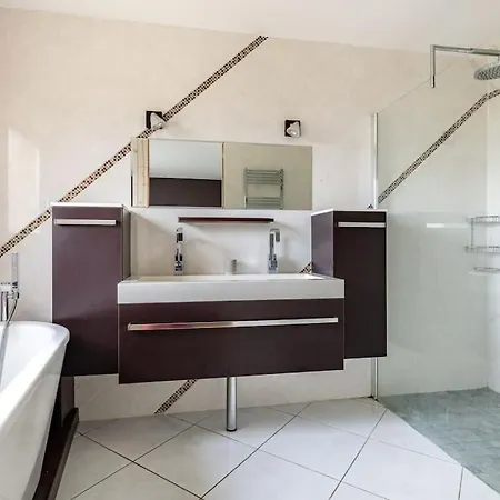 Avec Piscine Chauffee Proche Circuit 24h