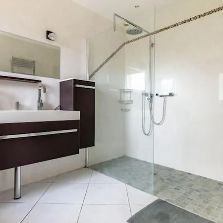 Avec Piscine Chauffee Proche Circuit 24h فيلة