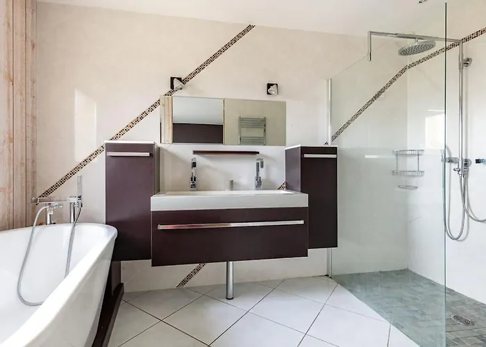 Avec Piscine Chauffee Proche Circuit 24h